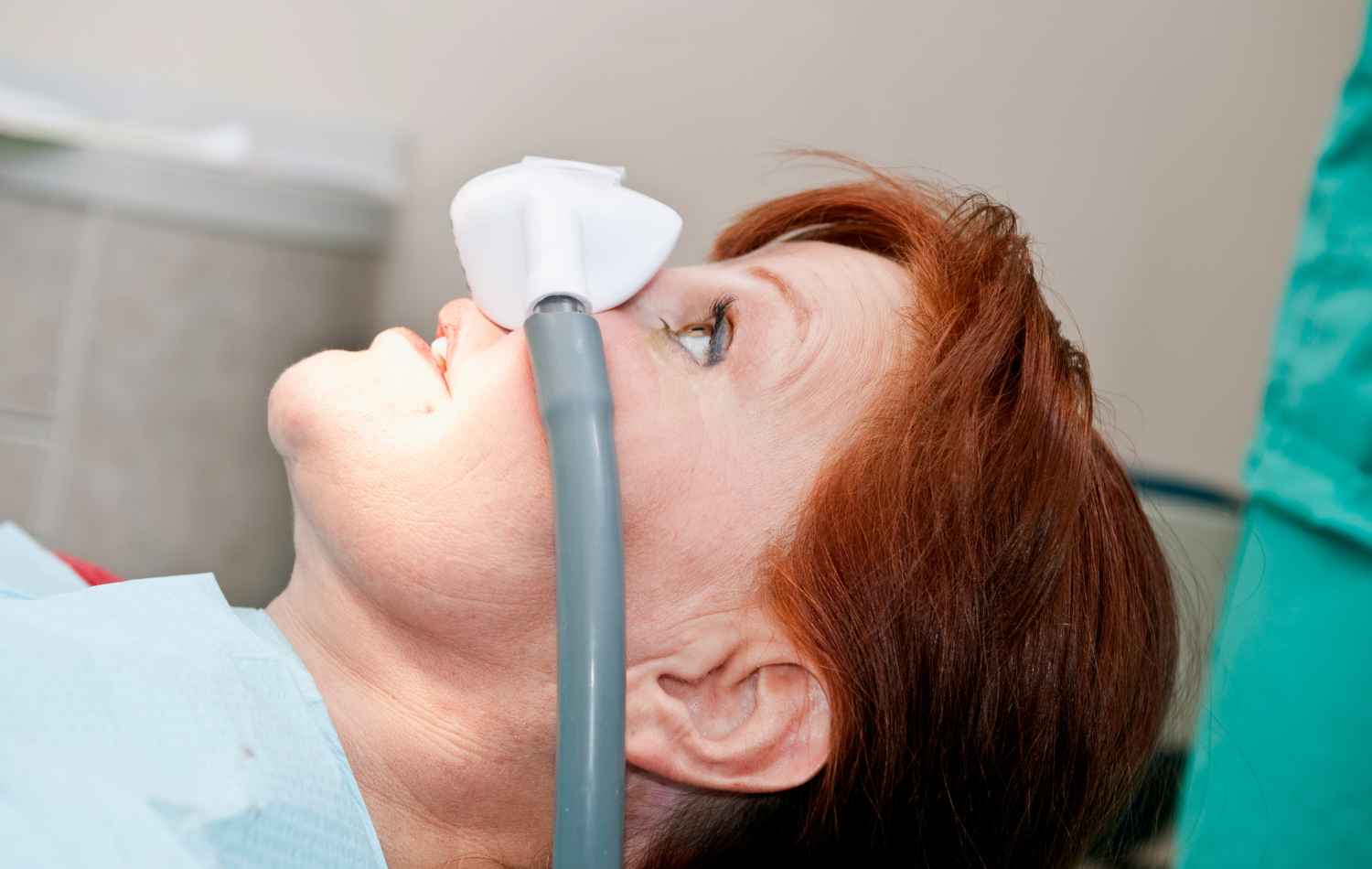 האם גז צחוק הוא הסוד לביקור רגוע אצל רופא השיניים? post thumbnail image
